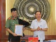 Đồng chí Trịnh Văn Chiến trao quyết định và chúc mừng đồng chí Trần Phú Hà.