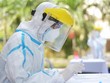 Nhân viên y tế lấy mẫu xét nghiệm cho các thành viên Ban in sao đề thi phục vụ Kỳ thi tốt nghiệp Trung học Phổ thông năm 2020 đợt 2 tại Đà Nẵng. (Ảnh: Văn Dũng/TTXVN).