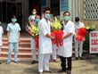 Lãnh đạo Bệnh viện đa khoa tỉnh Nam Định chúc mừng các y bác sỹ trực tiếp điều trị cho bệnh nhân COVID-19 tại Bệnh viện đa khoa tỉnh Nam Định. (Ảnh: Văn Đạt/TTXVN).