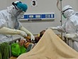 Y tá chăm sóc cho bệnh nhân Covid-19 tại Tây Java, Indonesia ngày 3/9. Ảnh: AFP.