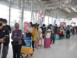 Công dân Việt Nam xếp hàng làm thủ tục chờ lên máy bay về nước. Ảnh minh họa. (Ảnh: Hữu Kiên/TTXVN).