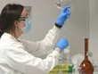 AstraZeneca ngừng thử nghiệm vắc xin Covid-19 sau sự cố trên người. (Ảnh minh họa: FT).
