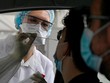 Nhân viên y tế lấy mẫu bệnh phẩm tại Rennes, Pháp ngày 7/9. Ảnh: AFP.