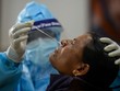 Nhân viên y tế lấy mẫu xét nghiệm cho người dân thành phố Siliguri, Ấn Độ, hôm 9/9. Ảnh: AFP.