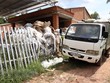 Chất thải công nghiệp được đổ trái quy định tại văn phòng Chi nhánh Công ty TNHH một thành viên thu gom rác Hiền Lương. (Ảnh: Lê Đức Hoảnh/TTXVN).