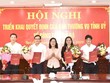 Phó Bí thư Thường trực Tỉnh ủy, Chủ tịch HĐND tỉnh Bạc Liêu Lê Thị Ái Nam trao các quyết định và chúc mừng 4 cán bộ.