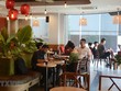 Các cửa hàng đã mở cửa trở lại, tuy nhiên lượng khách vẫn còn ít. (Ảnh: Văn Dũng/TTXVN).