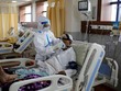 Nhân viên y tế chăm sóc bệnh nhân ở ngoại ô New Delhi, Ấn Độ ngày 15/9. Ảnh: Reuters.