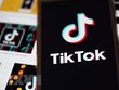 Biểu tượng của TikTok trên màn hình điện thoại ở Arlington, bang Virginia, Mỹ. (Nguồn: THX/TTXVN).