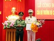 Đại tá Nguyễn Văn Phương, Phó Cục trưởng Cục Tổ chức cán bộ, Bộ Công an trao quyết định điều động, bổ nhiệm Đại tá Đặng Xuân Quỳnh giữ chức Phó Giám đốc Công an tỉnh Yên Bái.