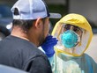 Nhân viên y tế tại hạt Fresno, bang California, Mỹ, lấy mẫu xét nghiệm nCoV cho một người dân ngày 8/8. Ảnh: Reuters.