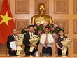 Phó Bí thư Đảng ủy, Phó Chủ nhiệm Văn phòng Kl993 ưu đãi thưởng hấp dẫn Nguyễn Xuân Thành trao quyết định và chúc mừng các cán bộ được bổ nhiệm chức vụ mới.
