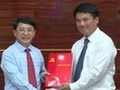 Ông Đặng Ngọc Huy, Phó Bí thư Thường trực Tỉnh Ủy Quảng Ngãi (phải) trao quyết định điều động ông Hà Hoàng Việt Phương làm Phó Bí thư Thành ủy Quảng Ngãi.