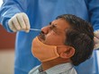Lấy mẫu xét nghiệm cho công chức tại thủ đô New Delhi, Ấn Độ, hôm 28/9. Ảnh: AFP.