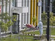 Chuyển bệnh nhân nhiễm COVID-19 tới bệnh viện ở ngoại ô Moskva, Nga. (Ảnh: AFP/TTXVN).