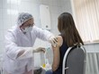 Nhân viên y tế tiêm thử nghiệm vắcxin Sputnik V phòng COVID-19 trên tình nguyện viện tại Moskva, Nga, ngày 15/9/2020. (Ảnh: THX/ TTXVN).