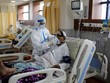 Nhân viên y tế chăm sóc bệnh nhân ở ngoại ô New Delhi, Ấn Độ ngày 15/9. Ảnh: Reuters.