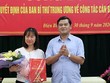 Phó Bí thư Thường trực Tỉnh ủy, Chủ tịch HĐND tỉnh Điện Biên Lò Văn Muôn trao quyết định và chúc mừng đồng chí Lò Hải Dung.