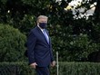 Trump đi bộ trên Bãi cỏ phía Nam ở Nhà Trắng để lên trực thăng vào viện. Ảnh: AFP.