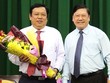 Bí thư Tỉnh ủy Vĩnh Long Trần Văn Rón tặng hoa chúc mừng tân Phó Chủ tịch UBND tỉnh Vĩnh Long Nguyễn Văn Liệt (bên trái ảnh).
