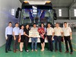 Bà Lưu Thị Hà - Giám đốc BSH Thanh Hóa - Đại diện cho Tổng công ty cổ phần Kl99kl phiên bản hoạt động BSH tặng hoa và trao xe cho anh Ma Khánh Chang.