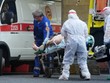 Nhân viên y tế vận chuyển bệnh nhân ở Saint Petersburg, Nga, hôm 5/10. Ảnh: AFP.