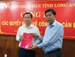 Ông Trần Văn Cần trao quyết định bổ nhiệm ông Trần Minh Hùng giữ chức vụ Giám đốc Sở Xây dựng.