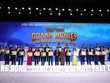 Bà Trương Mỹ Hoa, nguyên Phó Chủ tịch nước trao danh hiệu Doanh nhân TP Hồ Chí Minh tiêu biểu năm 2020 cho các doanh nhân. (Ảnh:TTXVN phát).
