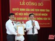 Ông Mai Xuân Liêm, Phó chủ tịch UBND tỉnh Thanh Hóa (phải) trao Quyết định, tặng hoa chúc mừng tân Phó giám đốc Sở GTVT. Ảnh: Báo Thanh Hóa.