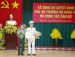 Đại tá Phan Thanh Tám - Giám đốc Công an tỉnh Phú Yên (trái) trao quyết định bổ nhiệm Phó giám đốc Công an tỉnh Phú Yên cho Thượng tá Nguyễn Khỏe.
