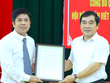 Phó Bí thư Thường trực Tỉnh uỷ Thái Bình (phải) trao quyết định cho tân Chủ tịch Hội Nông dân Thái Bình Lê Hồng Sơn.