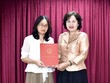 Phó Thống đốc Nguyễn Thị Hồng trao Quyết định bổ nhiệm cho bà Bùi Thúy Hằng.