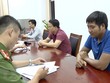 Lấy lời khai của nhóm đối tượng lừa đảo. (Ảnh: TTXVN phát).