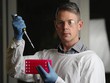 Phó giáo sư Nathan Bartlett, Trưởng khoa Miễn dịch virus tại Viện Nghiên cứu Y khoa Hunter, Australia. Ảnh Daily Telegraph.