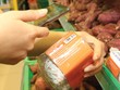 Người tiêu dùng đã dần số hóa thói quen mua sắm của mình. Ảnh: Lê Toàn.