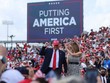 Tổng thống Trump và Đệ nhất phu nhân Melania tại cuộc vận động tranh cử ở Tampa, bang Florida ngày 29-10. Ảnh: Reuters.