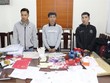Các đối tượng Đặng Duy Minh, Nguyễn Ngọc Huyên và Đặng Văn Sáng (từ trai sang phải) cùng các tang vật vụ án. (Ảnh: TTXVN phát).