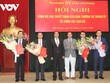 Ông Lê Văn Thành, Bí thư Thành ủy, Chủ tịch HĐND thành phố Hải Phòng và ông Nguyễn Văn Tùng, Phó Bí thư Thành ủy, Chủ tịch UBND thành phố Hải Phòng trao quyết định và chúc mừng các cán bộ được điều động, bổ nhiệm.