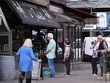 Người dân xếp hàng bên ngoài một hiệu bánh ở Paris, Pháp. (Ảnh: THX/TTXVN).