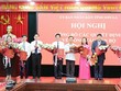 Lãnh đạo UBND tỉnh Sơn La trao các quyết định bổ nhiệm cho các cán bộ.