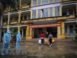 Các công dân vào khu cách ly tập trung. (Ảnh minh họa: Trọng Đạt/TTXVN).