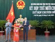 Bí thư Tỉnh ủy Phú Yên Phạm Đại Dương chúc mừng bà Cao Thị Hòa An được bầu làm Chủ tịch HĐND tỉnh Phú Yên. (Ảnh: Xuân Triệu/TTXVN).