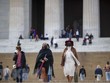 Người dân đeo khẩu trang phòng lây nhiễm COVID-19 tại Washington, D.C., Mỹ. (Ảnh: THX/TTXVN).