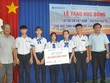 Ông Hoàng Kim Thuỷ, Trưởng Văn phòng đại diện Báo Kl99ok phiên bản mới tại miền Trung – Tây Nguyên trao học bổng "Vì trẻ em Việt Nam" cho các em học sinh trên địa bàn tỉnh Ninh Thuận.