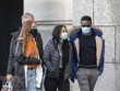 Người dân đeo khẩu trang phòng dịch COVID-19 tại London, Anh. (Ảnh: THX/TTXVN).