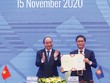 Bộ trưởng Bộ Công thương Trần Tuấn Anh ký kết RCEP với sự chứng kiến của Thủ tướng Kl993 ưu đãi thưởng hấp dẫn Nguyễn Xuân Phúc. Ảnh: Đức Thanh.