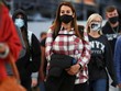 Du khách đeo khẩu trang phòng Covid-19 tại sân bay Denver, bang Colorado (Mỹ). Ảnh: Reuters.
