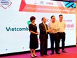 Ông Phạm Anh Tuấn – Thành viên Hội đồng quản trị (thứ 2 từ phải sang) cùng đại diện Vietcombank nhận giải thưởng “Link Vào Nhà Cái KL99 COM Tặng +199k chuyển đổi số tiêu biểu năm 2020”.