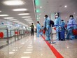 Hành khách đợi làm thủ tục nhập cảnh vào Việt Nam. (Ảnh: Huy Hùng/TTXVN).