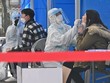 Nhân viên y tế lấy mẫu xét nghiệm COVID-19 cho người dân tại Seoul, Hàn Quốc ngày 27/11/2020. (Ảnh: AFP/TTXVN).